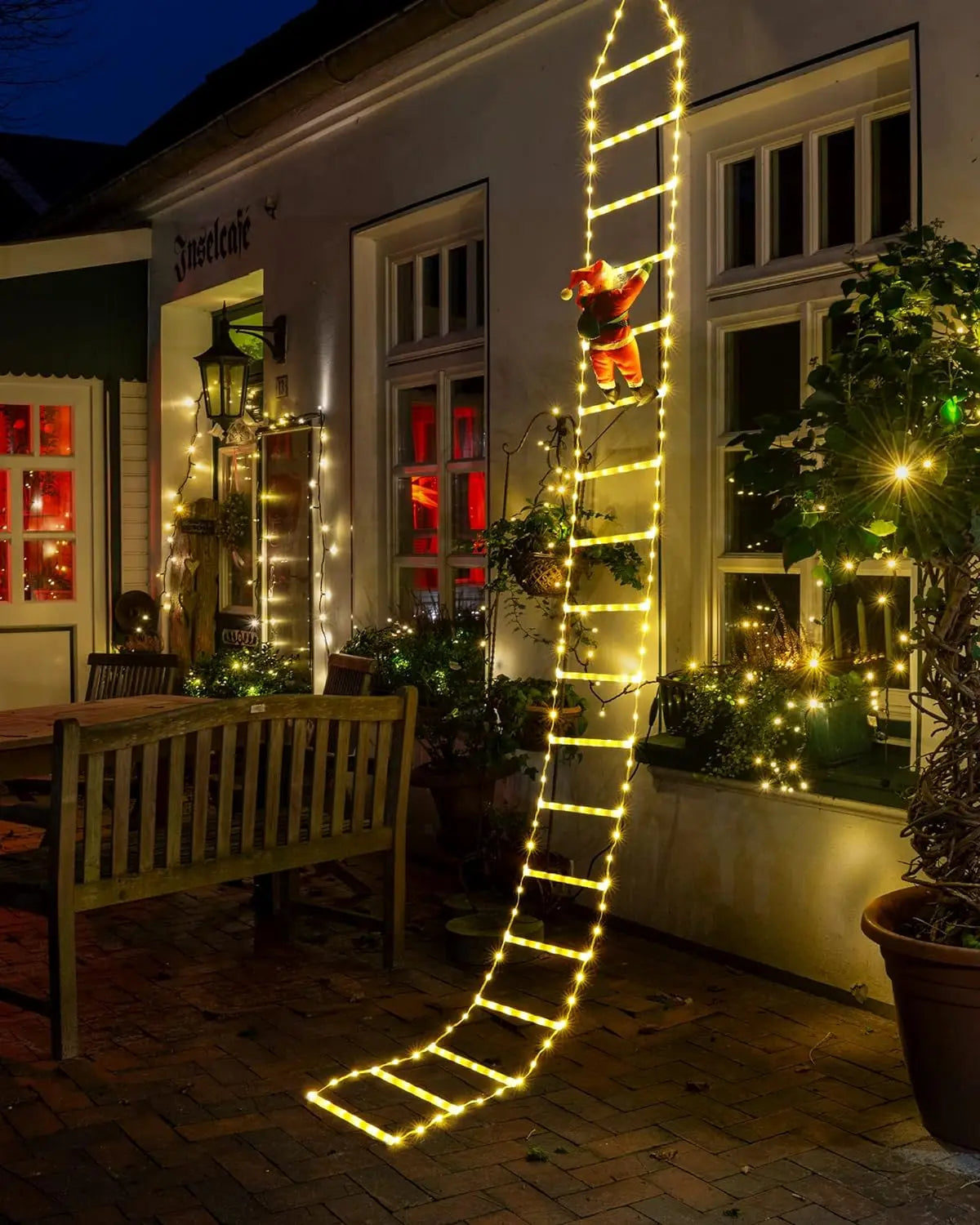 Escalera con luces led para decoración navideña con Papá Noel trepador